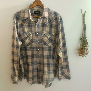 XL Men’s vintage pearl snap western dress shirt.